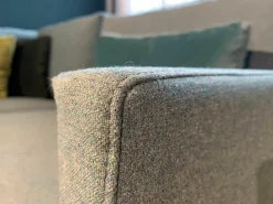 Ecksofa Cara Stoff 20.253 Ozeanblau Füße Umbragrau mit Kissen