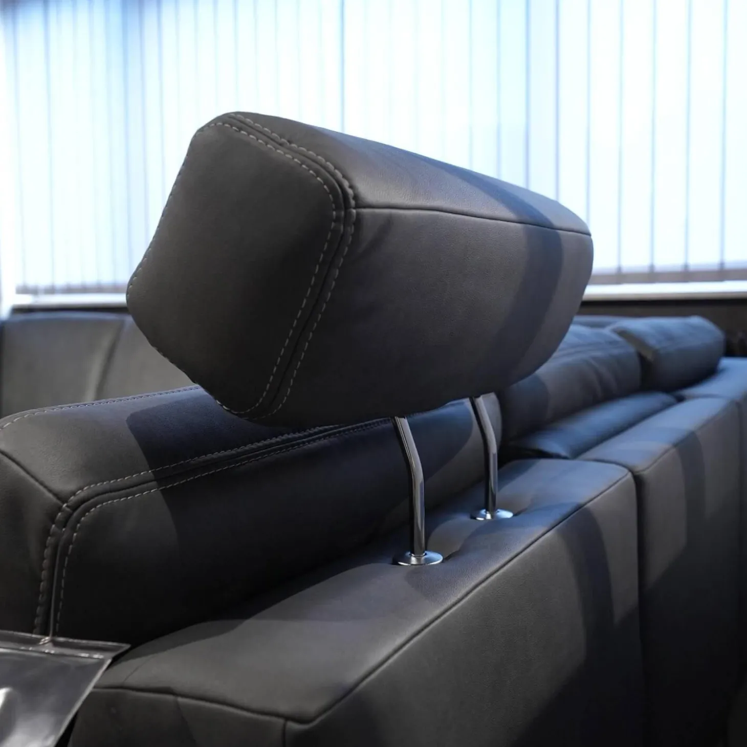 Ecksofa Cassius Stoff Galero Slate Grau Kufe K001 Schwarz Mit Kopfstützen Und WallAway Funktion