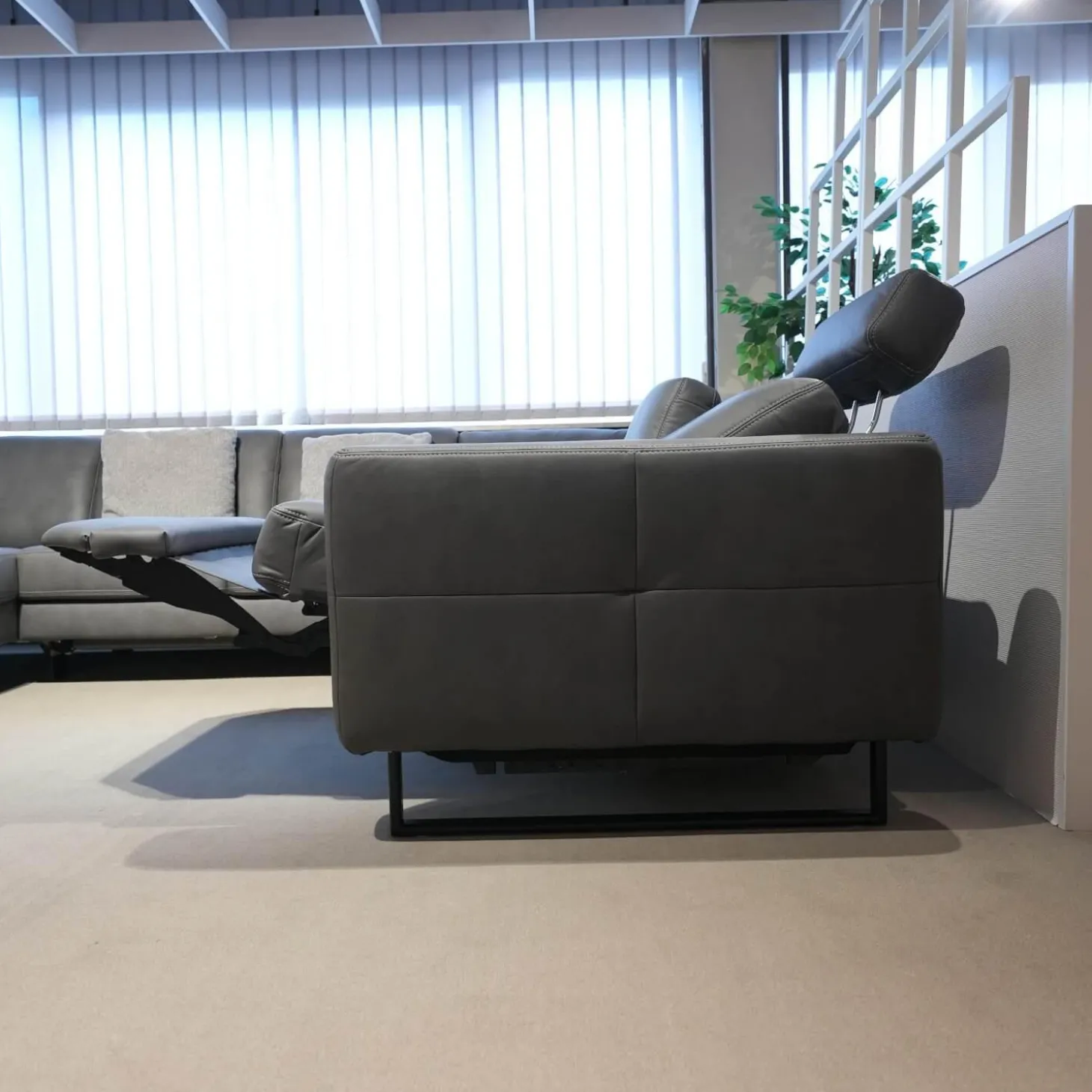 Ecksofa Cassius Stoff Galero Slate Grau Kufe K001 Schwarz Mit Kopfstützen Und WallAway Funktion