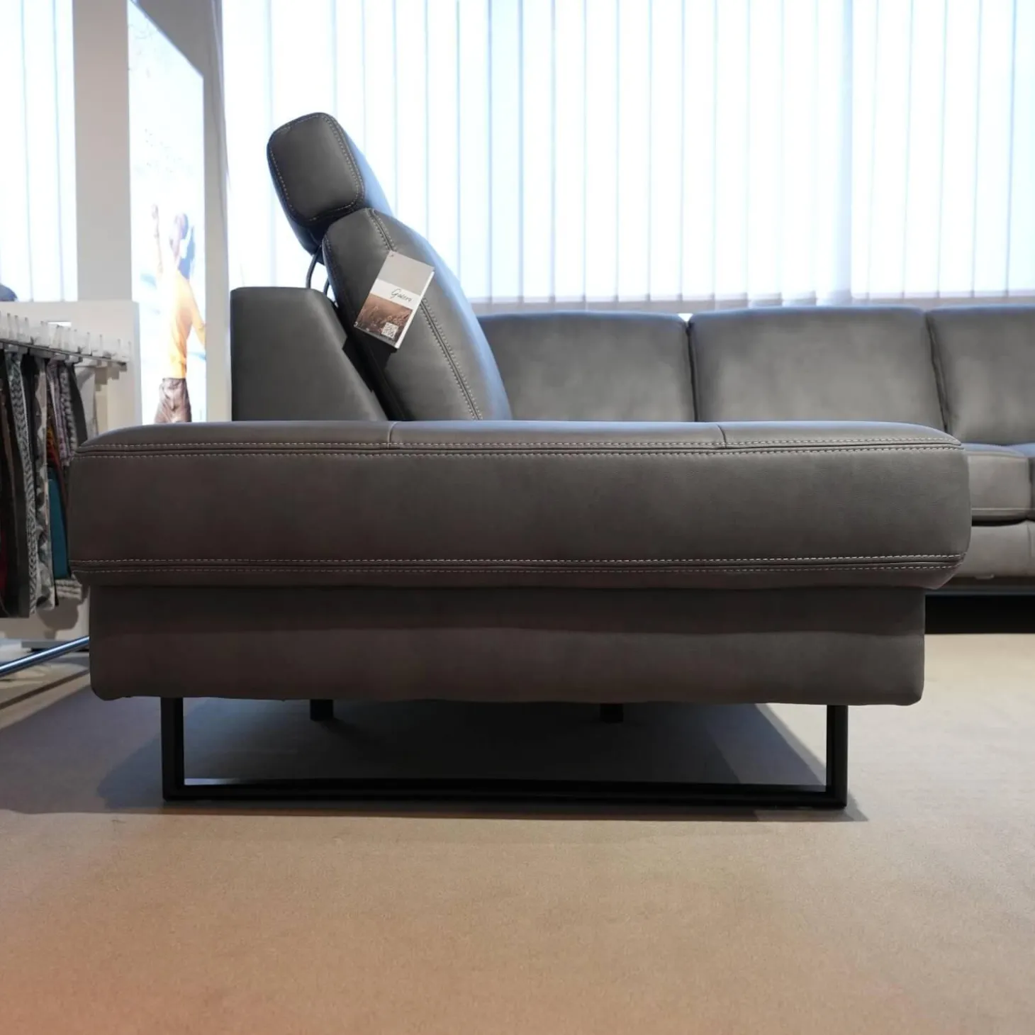 Ecksofa Cassius Stoff Galero Slate Grau Kufe K001 Schwarz Mit Kopfstützen Und WallAway Funktion