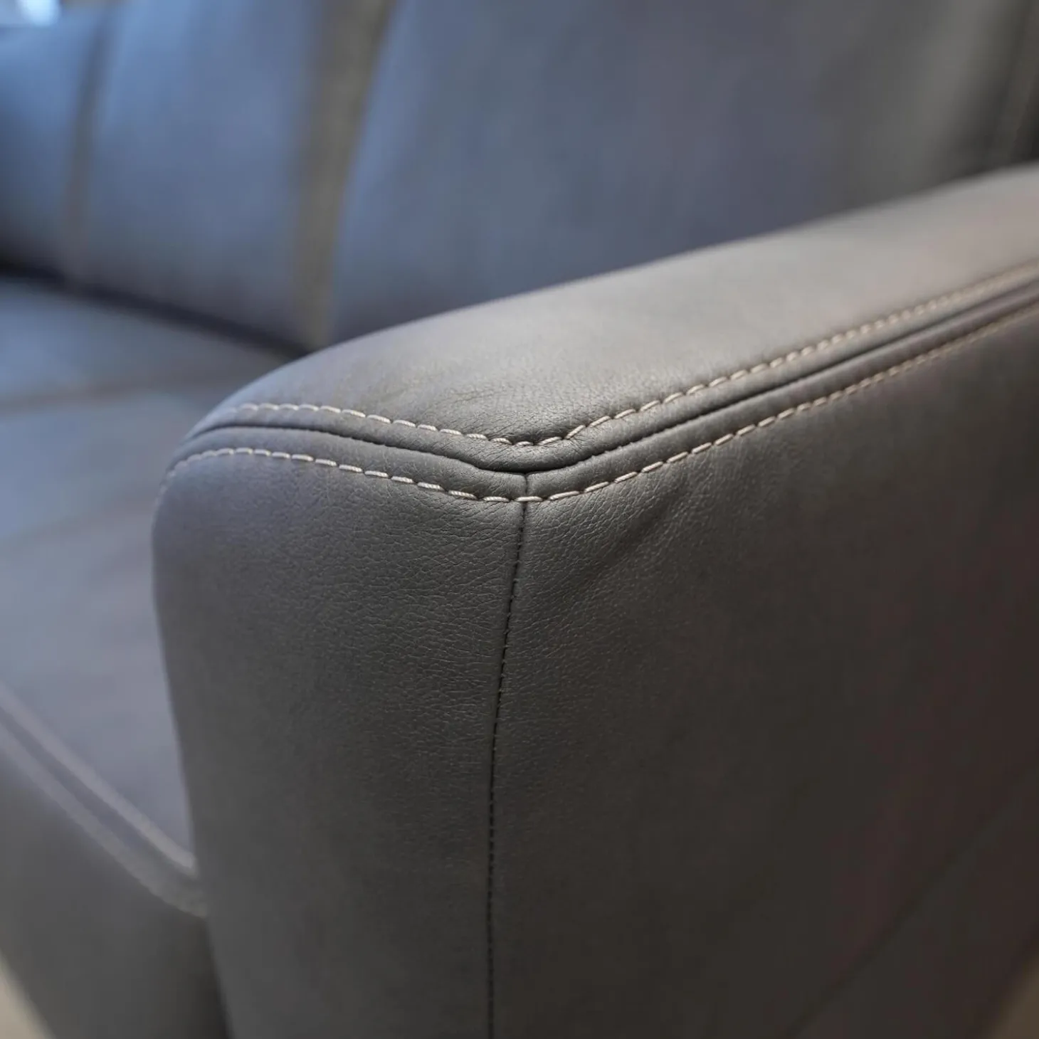 Ecksofa Cassius Stoff Galero Slate Grau Kufe K001 Schwarz Mit Kopfstützen Und WallAway Funktion