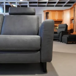 Ecksofa Cassius Stoff Galero Slate Grau Kufe K001 Schwarz Mit Kopfstützen Und WallAway Funktion