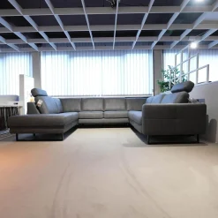 Ecksofa Cassius Stoff Galero Slate Grau Kufe K001 Schwarz Mit Kopfstützen Und WallAway Funktion