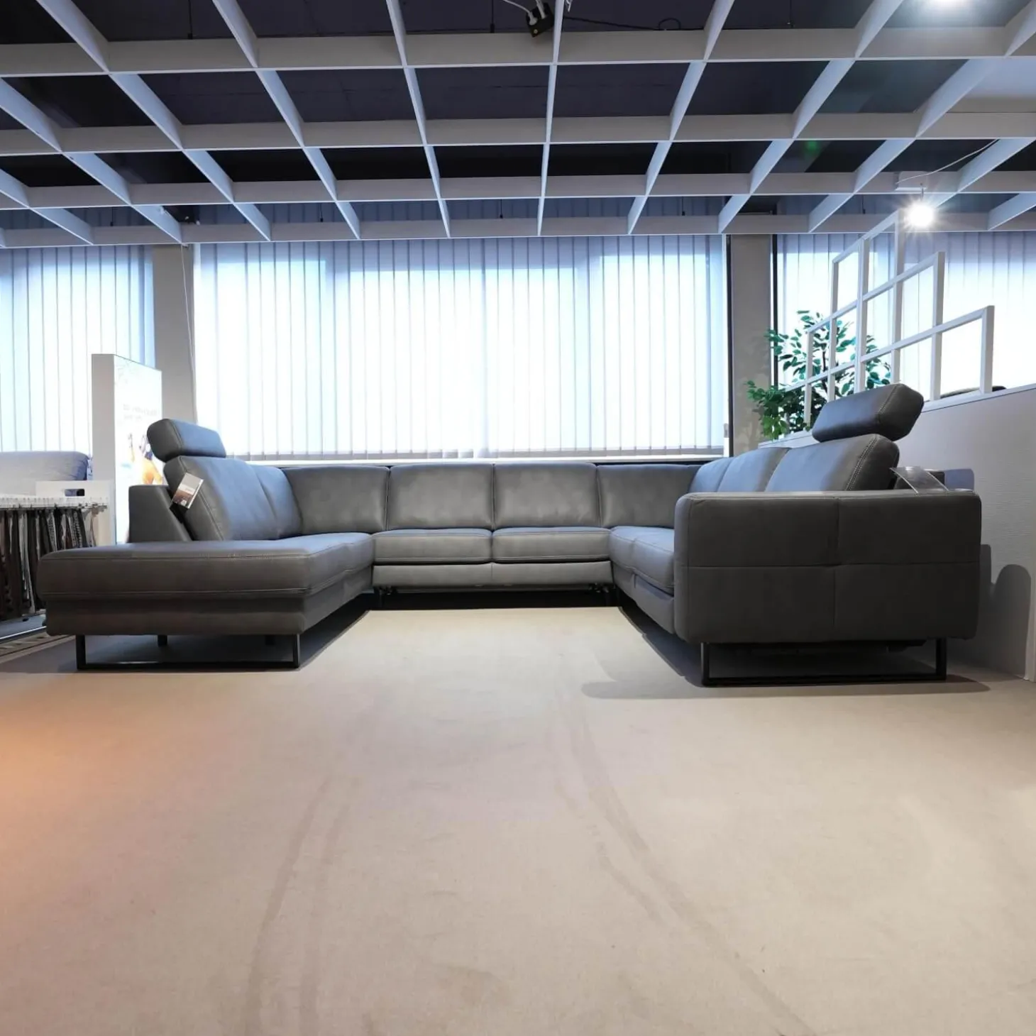 Ecksofa Cassius Stoff Galero Slate Grau Kufe K001 Schwarz Mit Kopfstützen Und WallAway Funktion