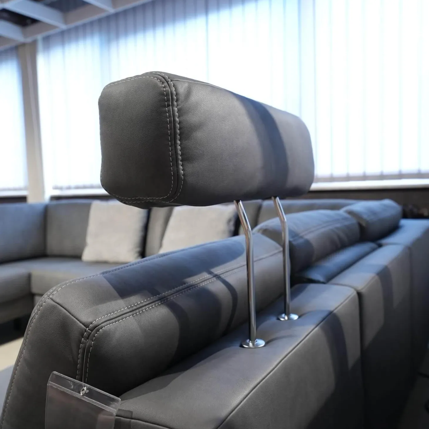 Ecksofa Cassius Stoff Galero Slate Grau Kufe K001 Schwarz Mit Kopfstützen Und WallAway Funktion