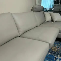 Ecksofa Classics 960 43.200 Kiesel Kufe Hochglanz mit Kopfstütze