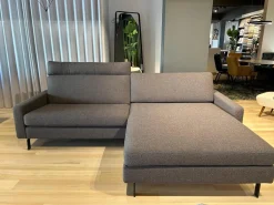 Ecksofa Conseta Stoff 8209 Marone Grau Braun Schmalfuß Metall Schwarz Inklusive Nackenstütze