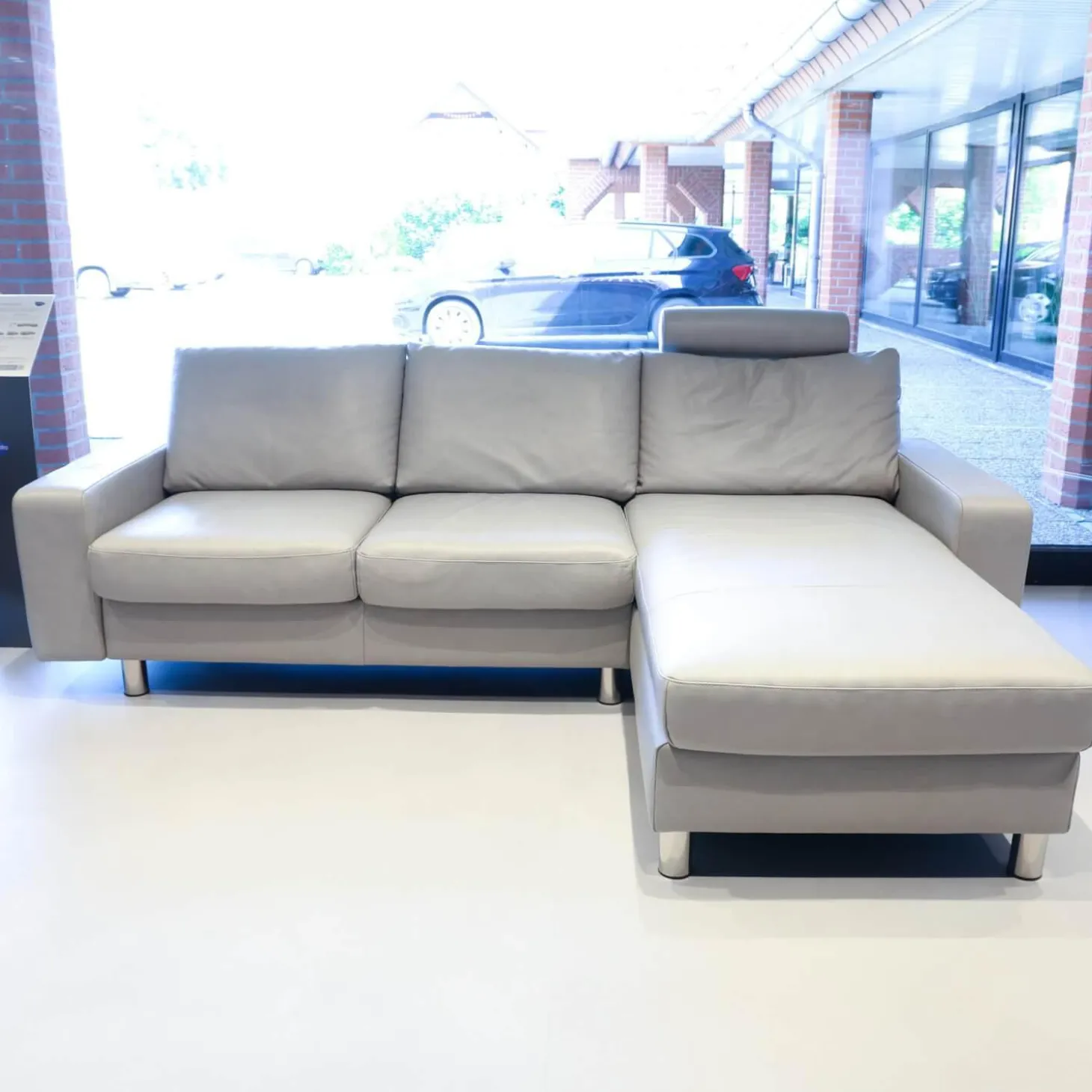 Ecksofa Emma E 200 Leder Cori 091 Silver Cloud Hellgrau Fuß Edelstahl 011 Poliert