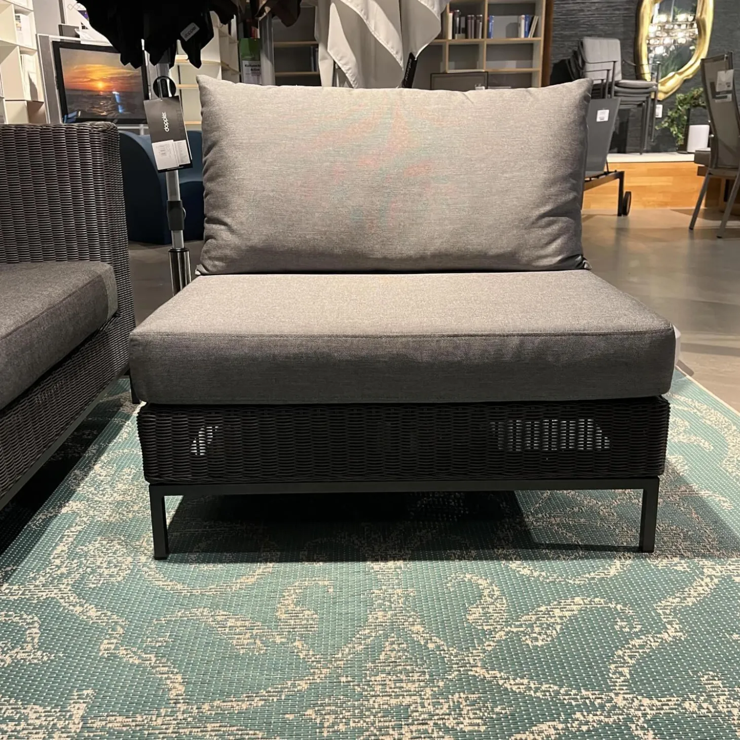 Ecksofa Fontana Outdoor Geflecht Basaltgrau Bezug Seidengrau Gestell Aluminium