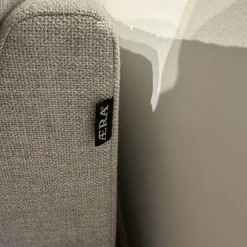 Ecksofa GA400 Stoff Ruig Lichtgrau 2026 09 Grau Metallfuß Matt Verchromt Mit Hocker Und Kissen