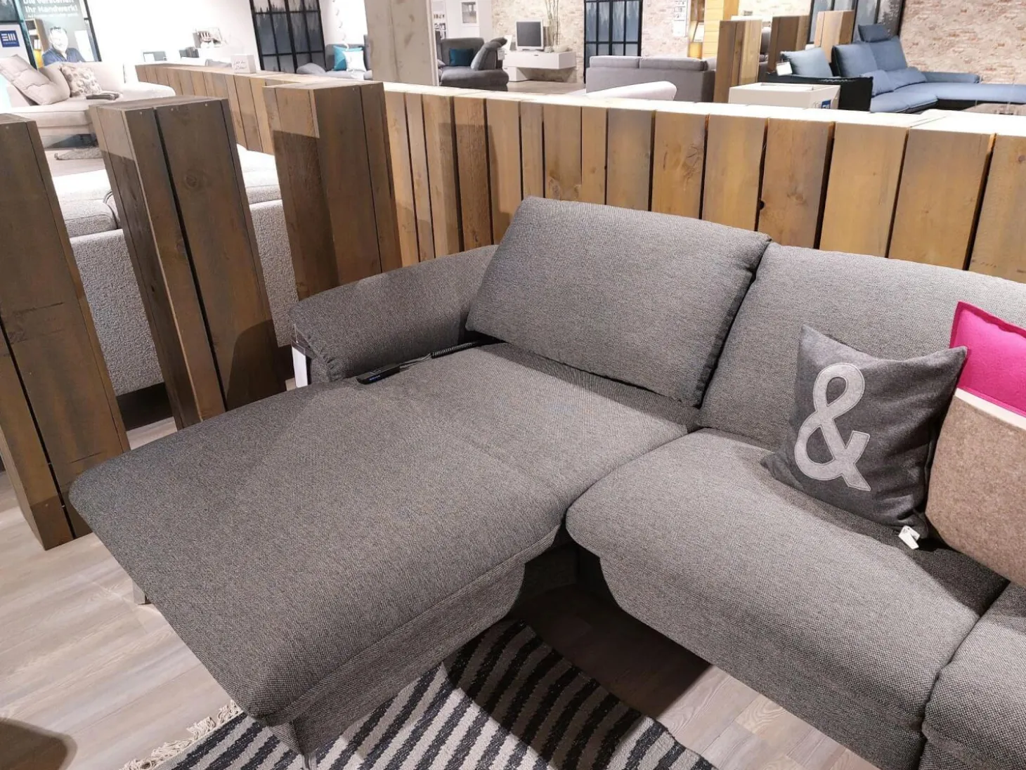 Ecksofa Gotera Stoff Twice Dark Grey Grau Füße Chrom Glänzend Mit Teilmotorischer Schlaffunktion