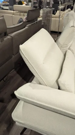 Ecksofa Henner Stoff Cyber Natur Creme Weiß Füße Stahl Schwarz Lackiert Mit Motorischer Beinauflage Inklusive Hocker