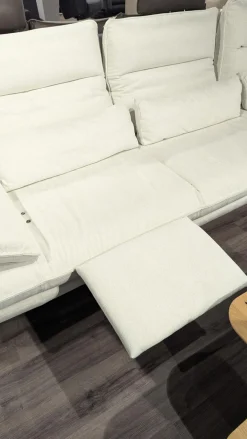 Ecksofa Henner Stoff Cyber Natur Creme Weiß Füße Stahl Schwarz Lackiert Mit Motorischer Beinauflage Inklusive Hocker