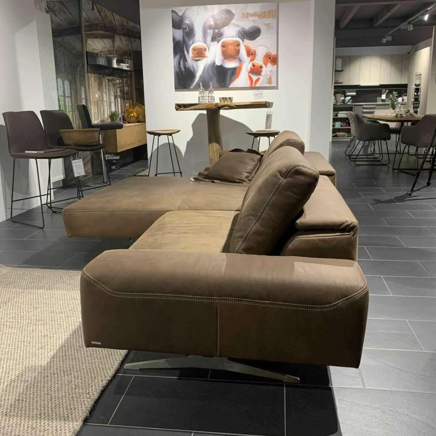 Ecksofa Hennessie Leder A-India Muskat Schwertkufe Nickel Satiniert