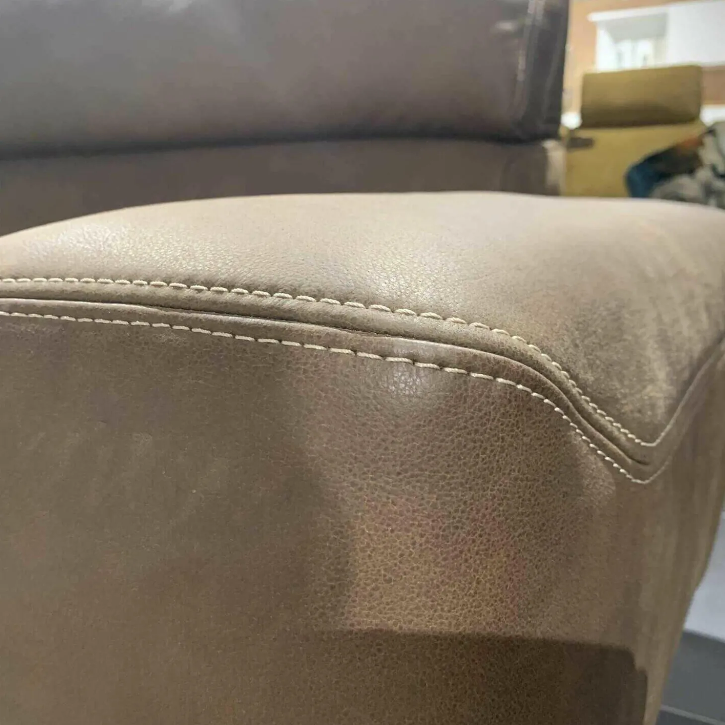 Ecksofa Hennessie Leder A-India Muskat Schwertkufe Nickel Satiniert