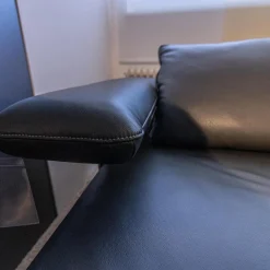 Ecksofa Hoover Bezug Leder C Classic Pepper Schwarz Metallkufe Nickel Satiniert Faden 0321 Hellgrau