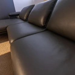 Ecksofa Hoover Bezug Leder C Classic Pepper Schwarz Metallkufe Nickel Satiniert Faden 0321 Hellgrau