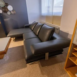 Ecksofa Hoover Bezug Leder C Classic Pepper Schwarz Metallkufe Nickel Satiniert Faden 0321 Hellgrau