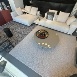 Ecksofa Horizonte Stoff Brise 01 Naturale mit Zwischentisch in Calacatta Marmor