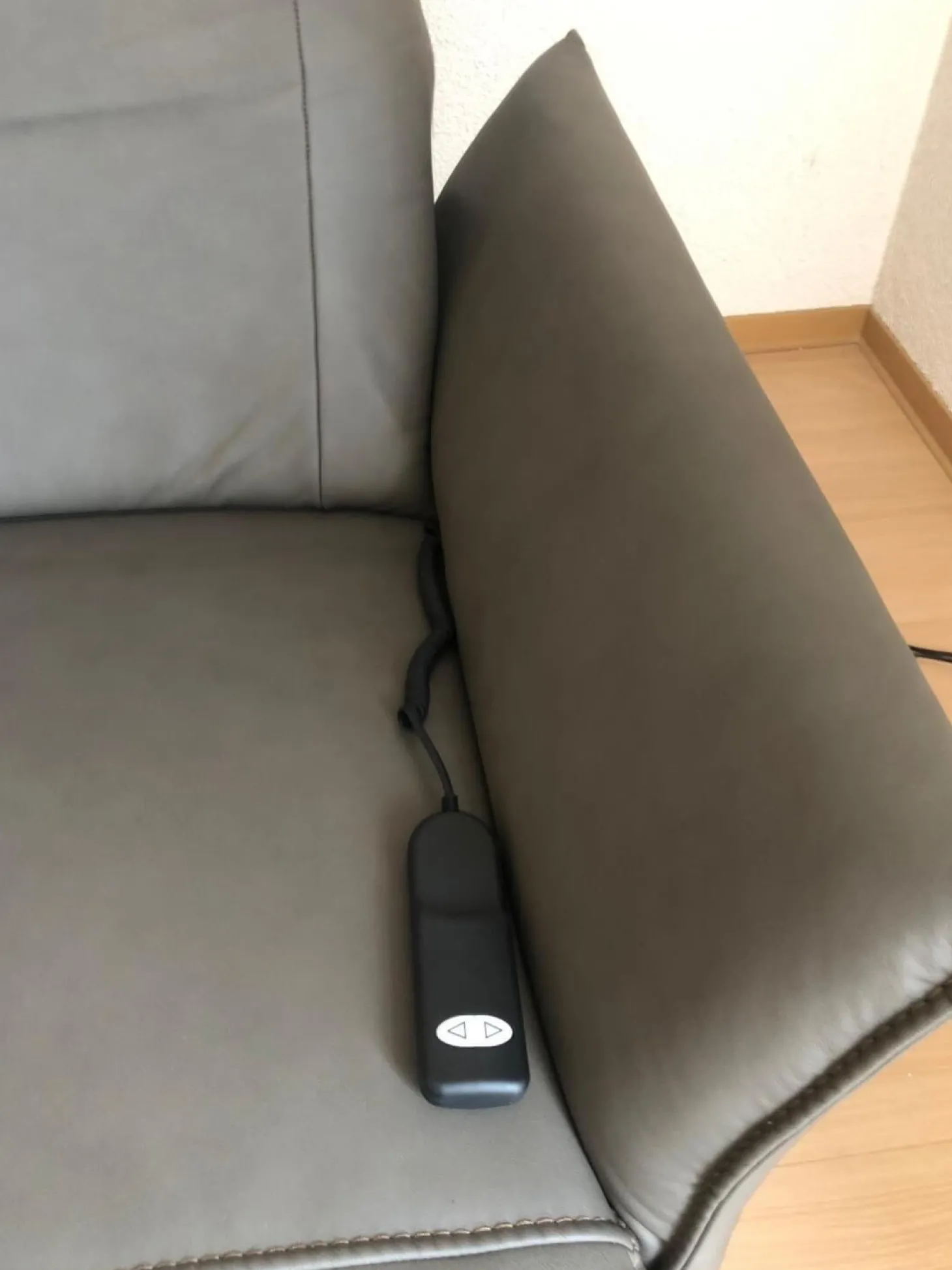 Ecksofa HU RL20001 Leder Vivre Greystone Grau Füße Aluminium Schwarz Lackiert Mit Verstellbaren Rückenpolster