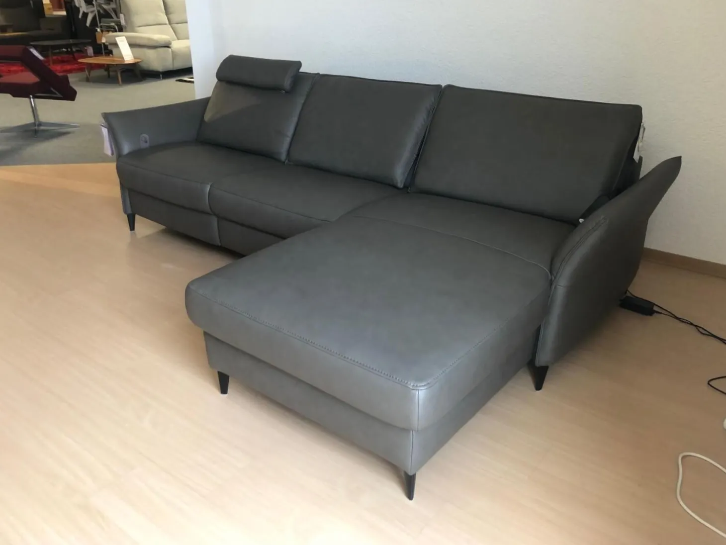Ecksofa HU RL20001 Leder Vivre Greystone Grau Füße Aluminium Schwarz Lackiert Mit Verstellbaren Rückenpolster