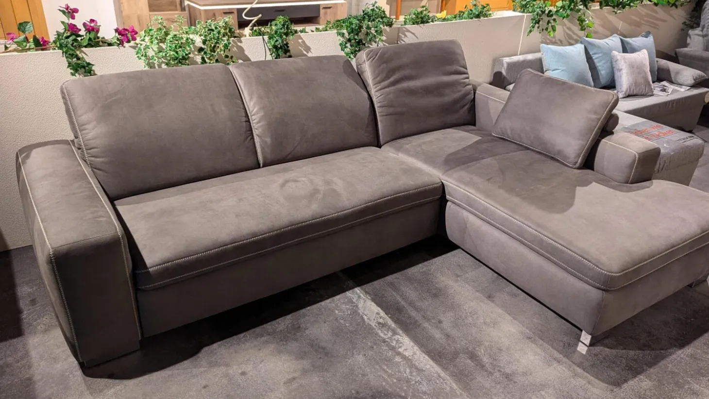 Ecksofa Lagora Stoff Delux Anthrazit Holzfuß 714 Mit Metall Ummantelt Inklusive Kissen