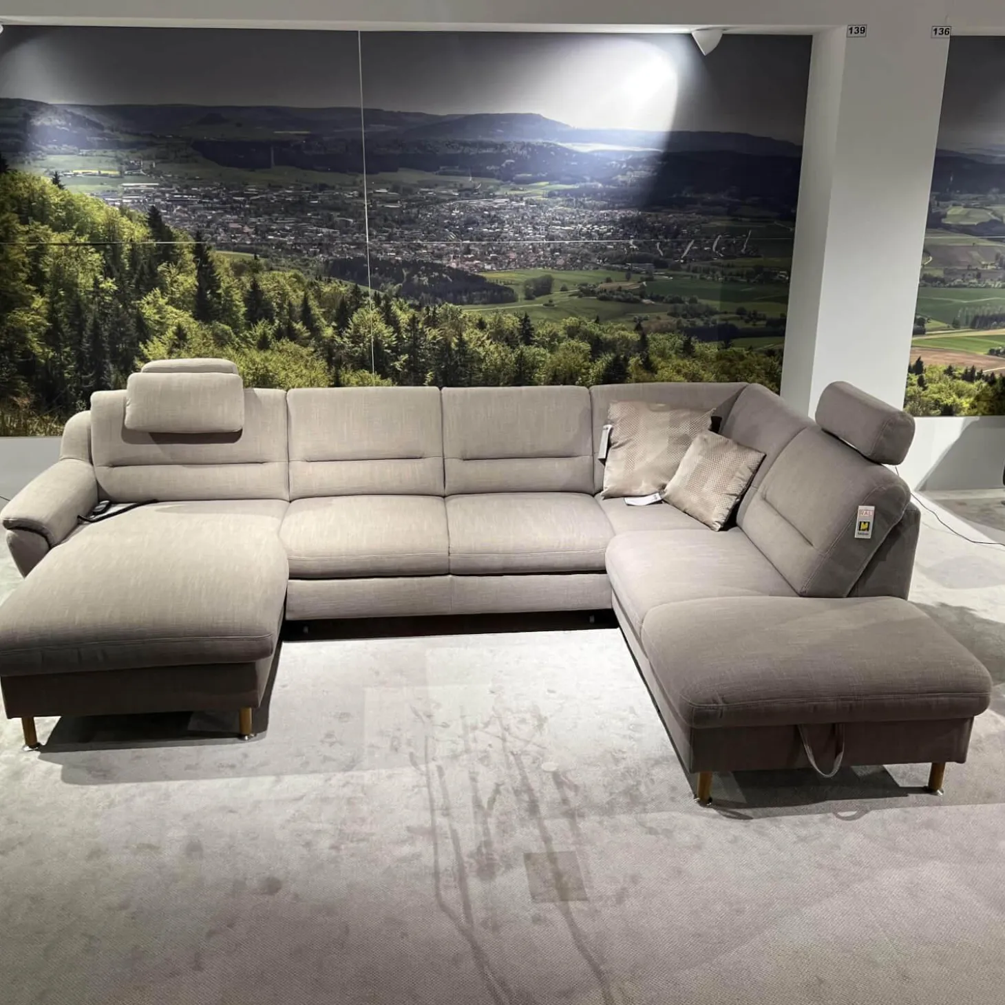 Ecksofa Larus Stoff Fabiola Desert Grau Creme Gestell Stahl Füße Holz Lackiert Inklusive Elektrischer Liegefunktion 2 Kopfstützen Und 2 Kissen