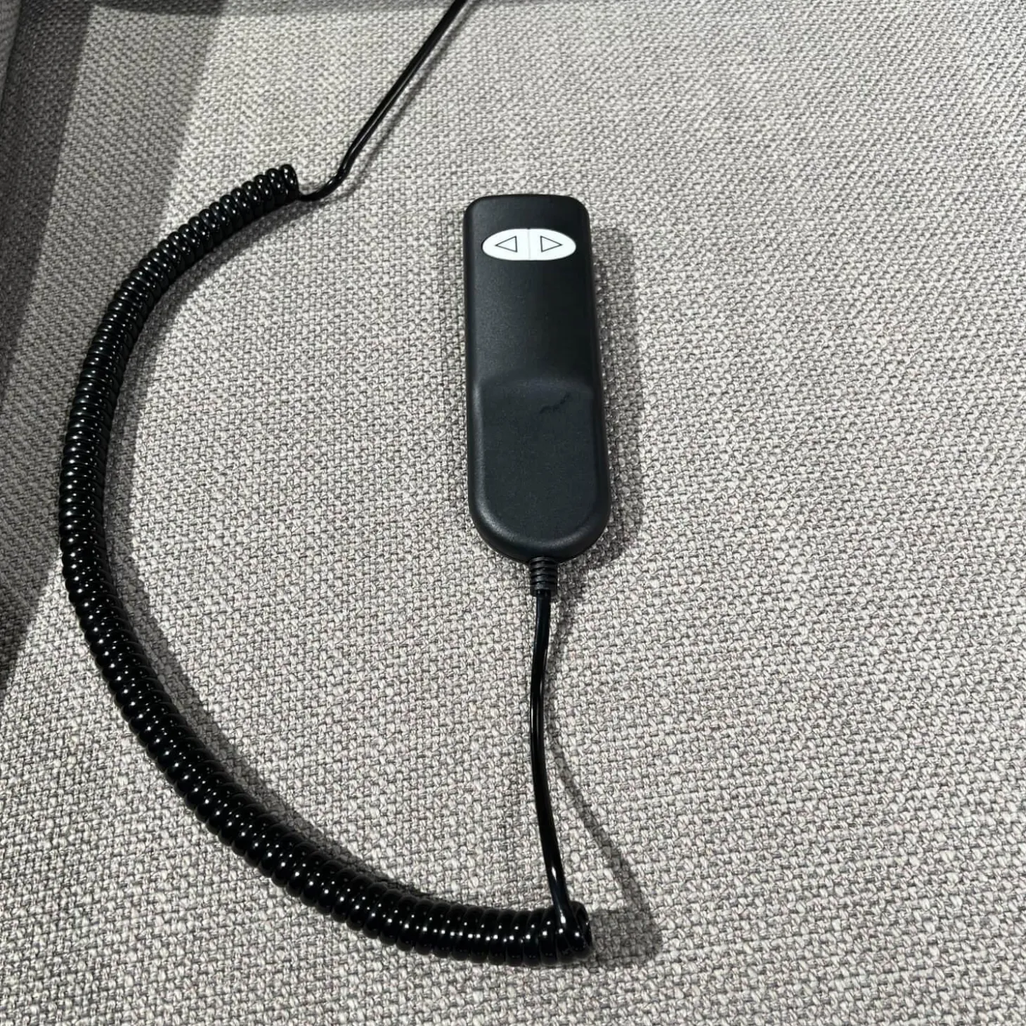 Ecksofa Larus Stoff Fabiola Desert Grau Creme Gestell Stahl Füße Holz Lackiert Inklusive Elektrischer Liegefunktion 2 Kopfstützen Und 2 Kissen