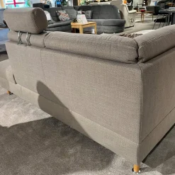 Ecksofa Larus Stoff Fabiola Desert Grau Creme Gestell Stahl Füße Holz Lackiert Inklusive Elektrischer Liegefunktion 2 Kopfstützen Und 2 Kissen