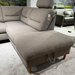 Ecksofa Larus Stoff Fabiola Desert Grau Creme Gestell Stahl Füße Holz Lackiert Inklusive Elektrischer Liegefunktion 2 Kopfstützen Und 2 Kissen