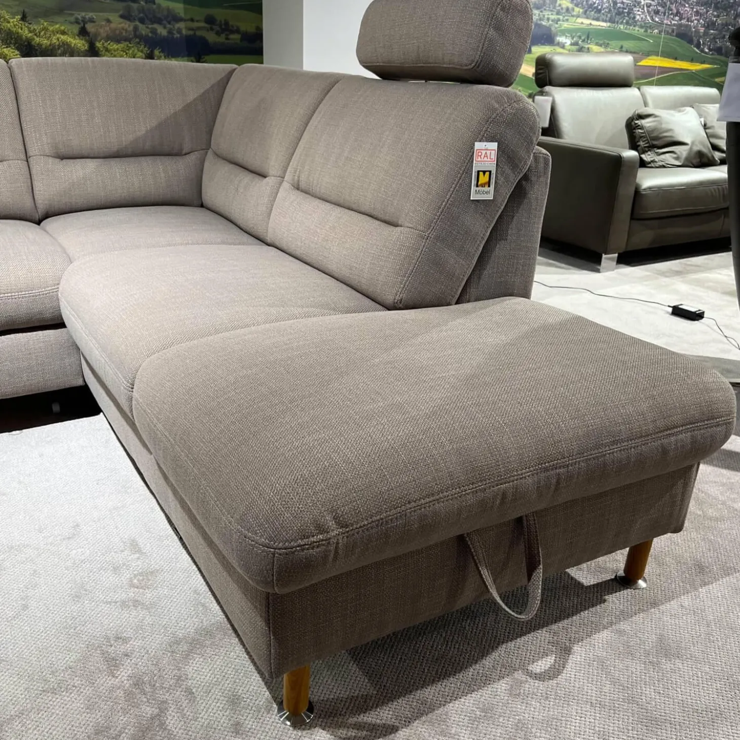 Ecksofa Larus Stoff Fabiola Desert Grau Creme Gestell Stahl Füße Holz Lackiert Inklusive Elektrischer Liegefunktion 2 Kopfstützen Und 2 Kissen