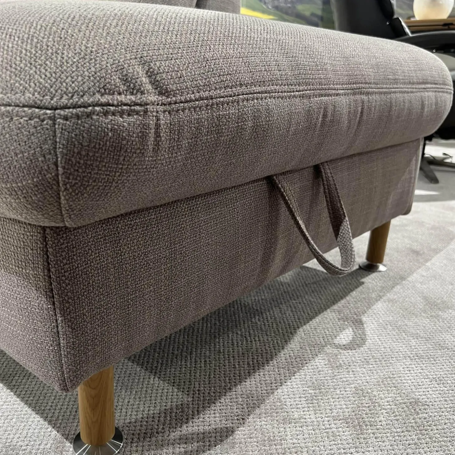 Ecksofa Larus Stoff Fabiola Desert Grau Creme Gestell Stahl Füße Holz Lackiert Inklusive Elektrischer Liegefunktion 2 Kopfstützen Und 2 Kissen