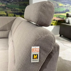 Ecksofa Larus Stoff Fabiola Desert Grau Creme Gestell Stahl Füße Holz Lackiert Inklusive Elektrischer Liegefunktion 2 Kopfstützen Und 2 Kissen