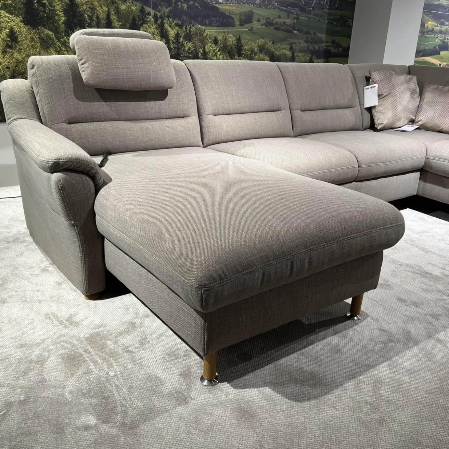 Ecksofa Larus Stoff Fabiola Desert Grau Creme Gestell Stahl Füße Holz Lackiert Inklusive Elektrischer Liegefunktion 2 Kopfstützen Und 2 Kissen