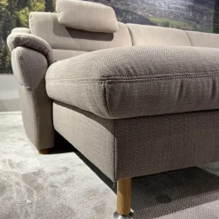 Ecksofa Larus Stoff Fabiola Desert Grau Creme Gestell Stahl Füße Holz Lackiert Inklusive Elektrischer Liegefunktion 2 Kopfstützen Und 2 Kissen