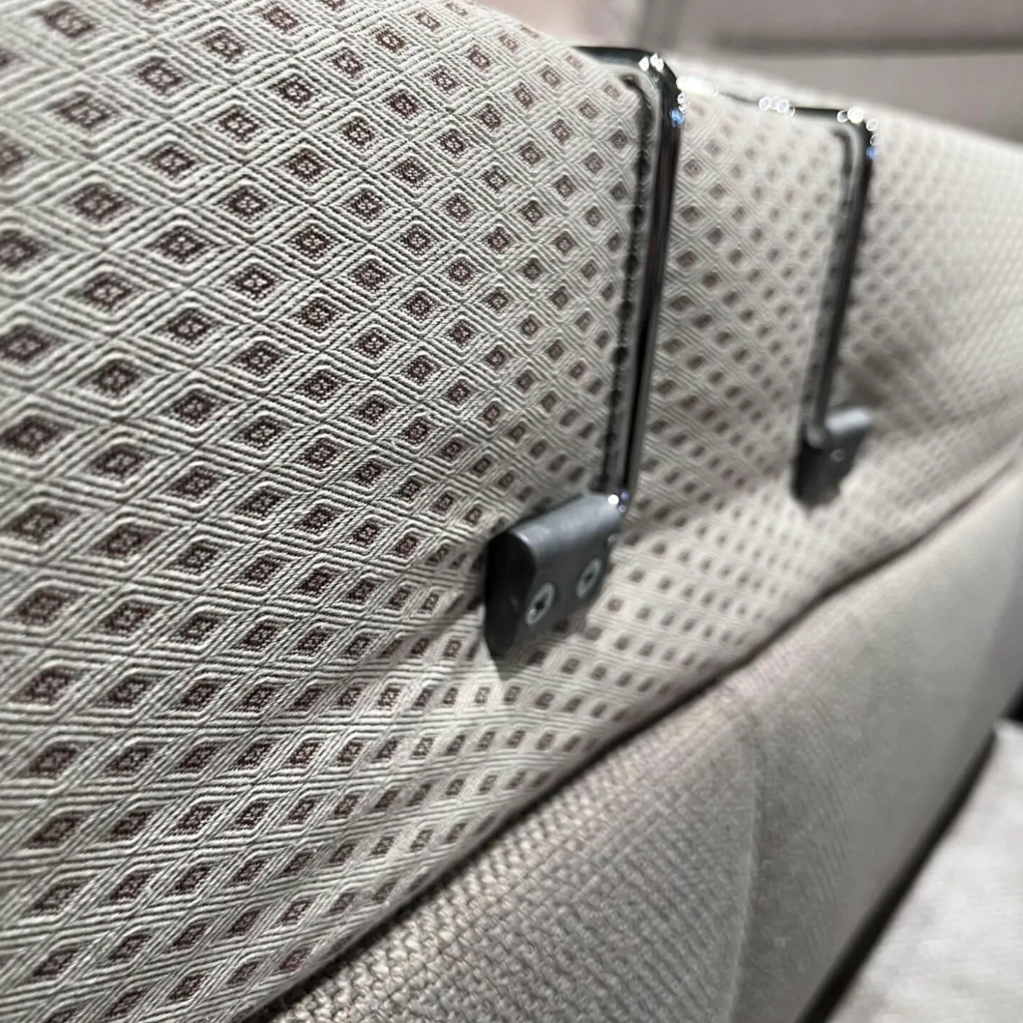 Ecksofa Larus Stoff Fabiola Desert Grau Creme Gestell Stahl Füße Holz Lackiert Inklusive Elektrischer Liegefunktion 2 Kopfstützen Und 2 Kissen