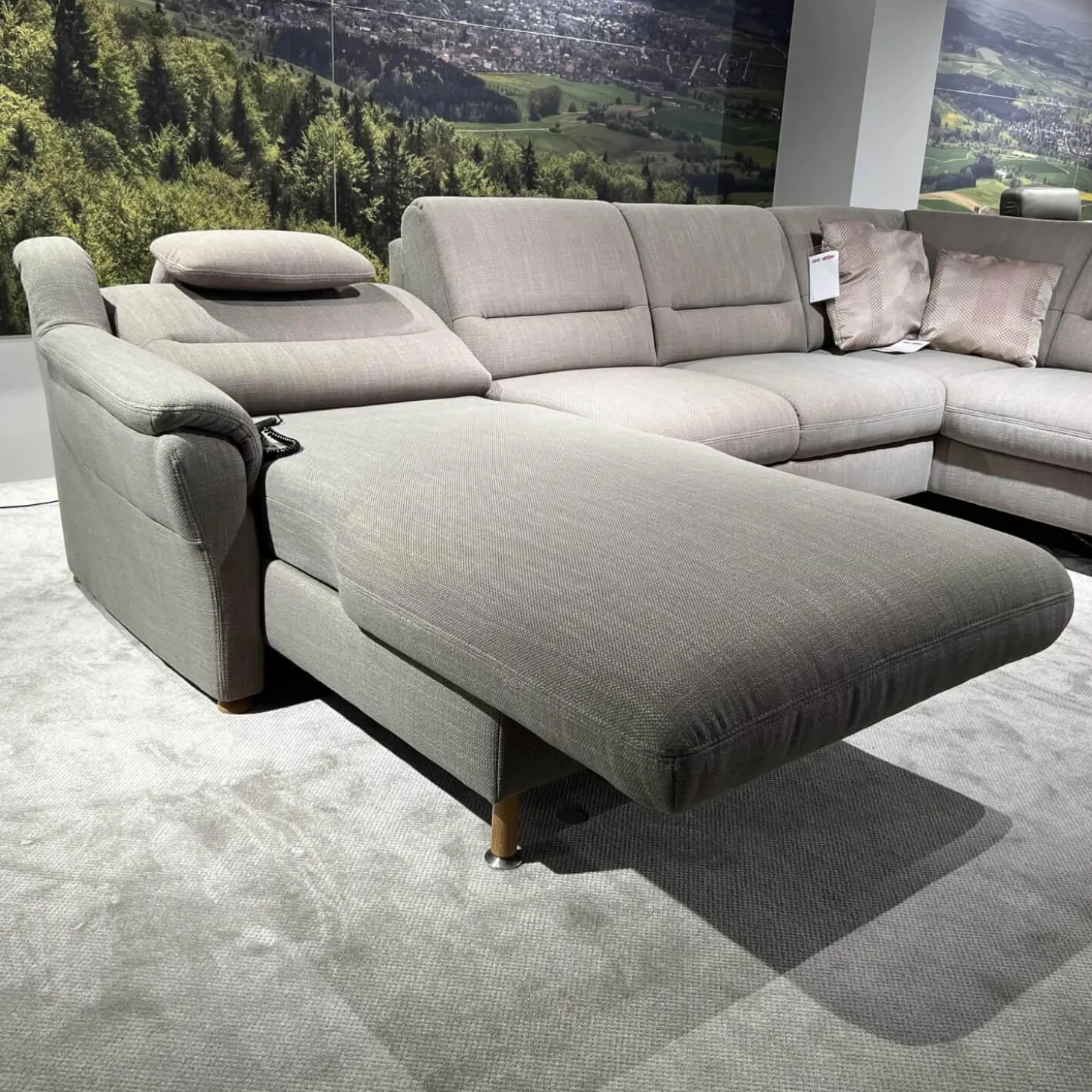Ecksofa Larus Stoff Fabiola Desert Grau Creme Gestell Stahl Füße Holz Lackiert Inklusive Elektrischer Liegefunktion 2 Kopfstützen Und 2 Kissen