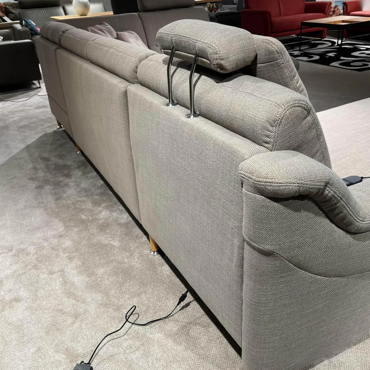 Ecksofa Larus Stoff Fabiola Desert Grau Creme Gestell Stahl Füße Holz Lackiert Inklusive Elektrischer Liegefunktion 2 Kopfstützen Und 2 Kissen