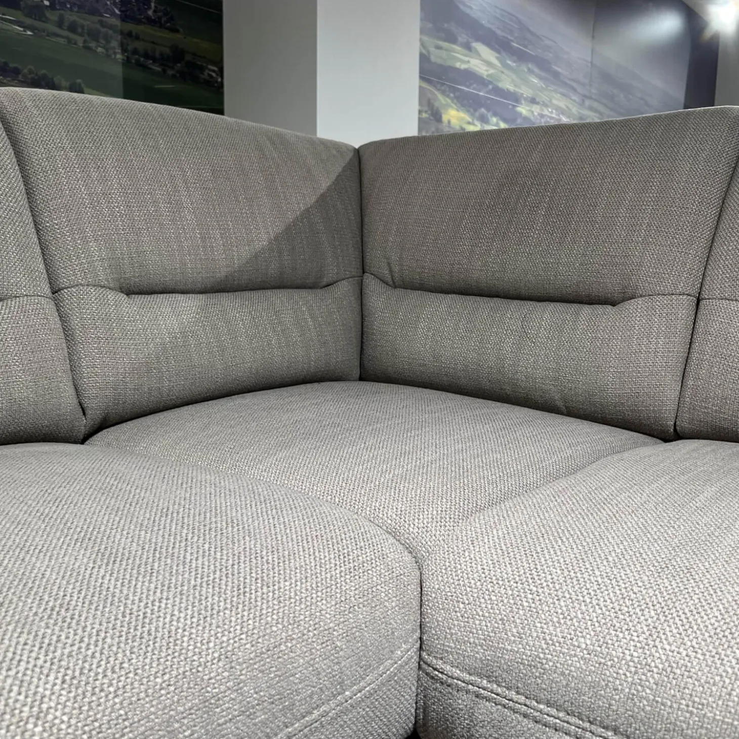 Ecksofa Larus Stoff Fabiola Desert Grau Creme Gestell Stahl Füße Holz Lackiert Inklusive Elektrischer Liegefunktion 2 Kopfstützen Und 2 Kissen