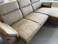 Ecksofa Lava Stoff Mikrofaser Gringo Olive Grün Grau Fuß Schwarz Mit Armteilverstellung Kopfteilverstellung Und Elektrisch Verstellbarer Sitzvorzug