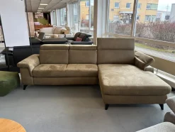 Ecksofa Lava Stoff Mikrofaser Gringo Olive Grün Grau Fuß Schwarz Mit Armteilverstellung Kopfteilverstellung Und Elektrisch Verstellbarer Sitzvorzug