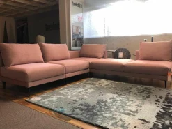 Ecksofa Linn Stoff Divine 61 Pink Fuß Metall Schwarz mit 4 Kissen