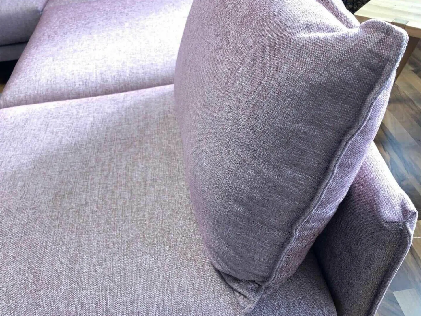 Ecksofa Linn Stoff Divine 61 Pink Fuß Metall Schwarz mit 4 Kissen