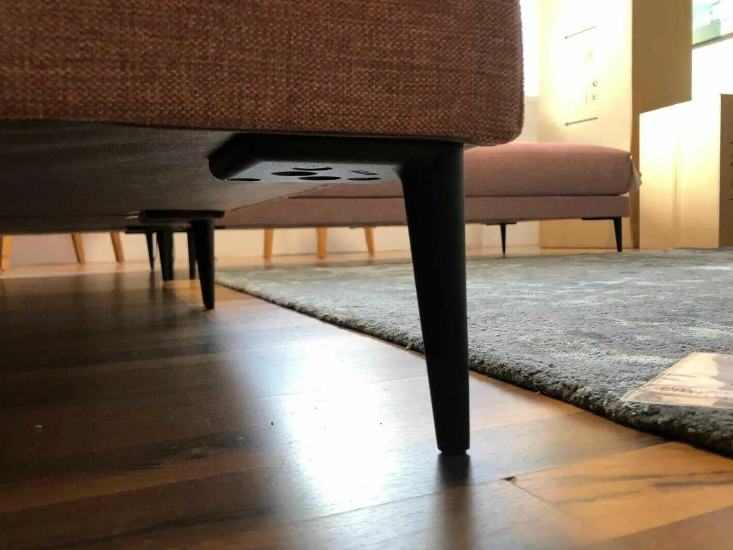 Ecksofa Linn Stoff Divine 61 Pink Fuß Metall Schwarz mit 4 Kissen