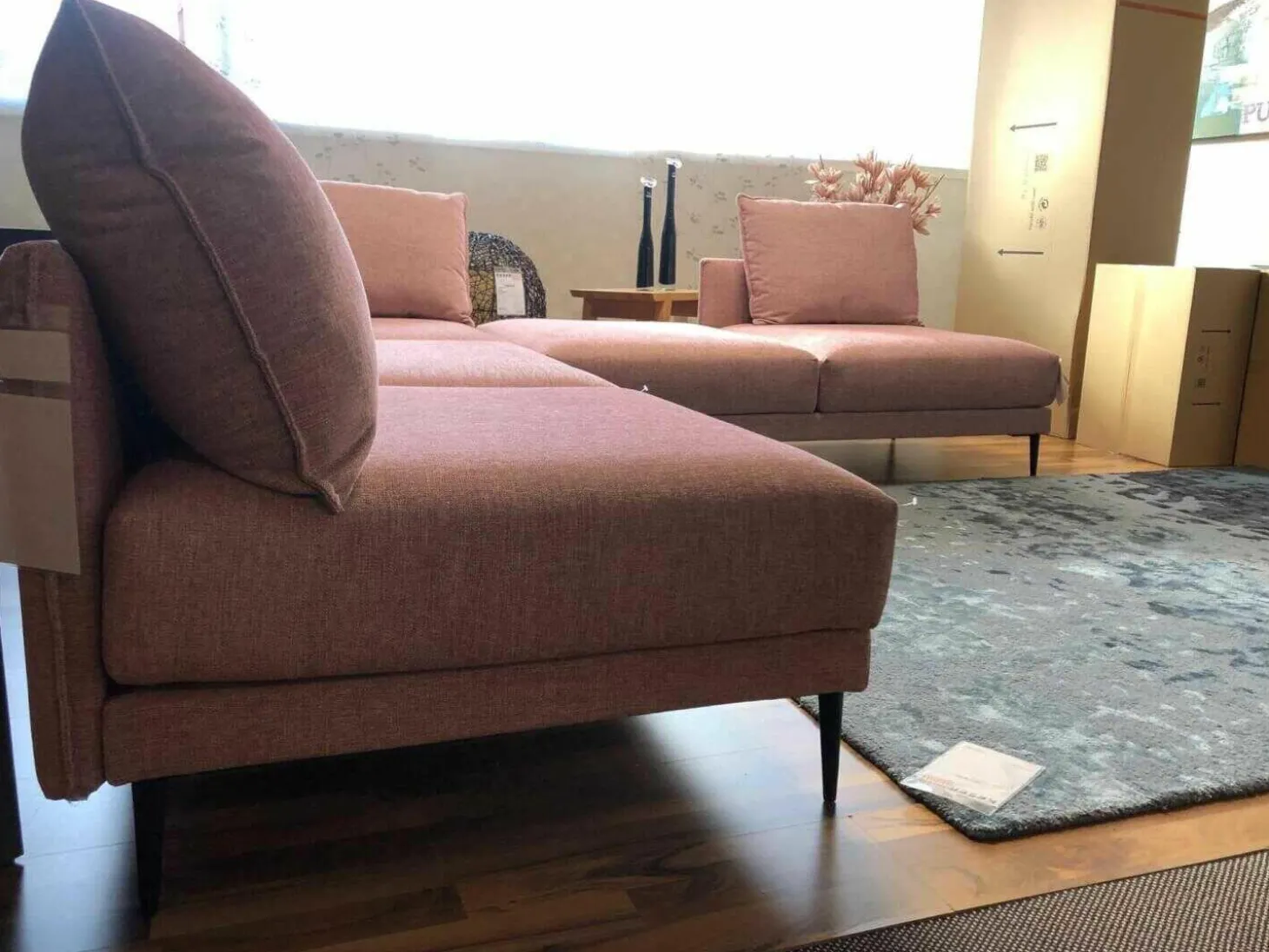 Ecksofa Linn Stoff Divine 61 Pink Fuß Metall Schwarz mit 4 Kissen