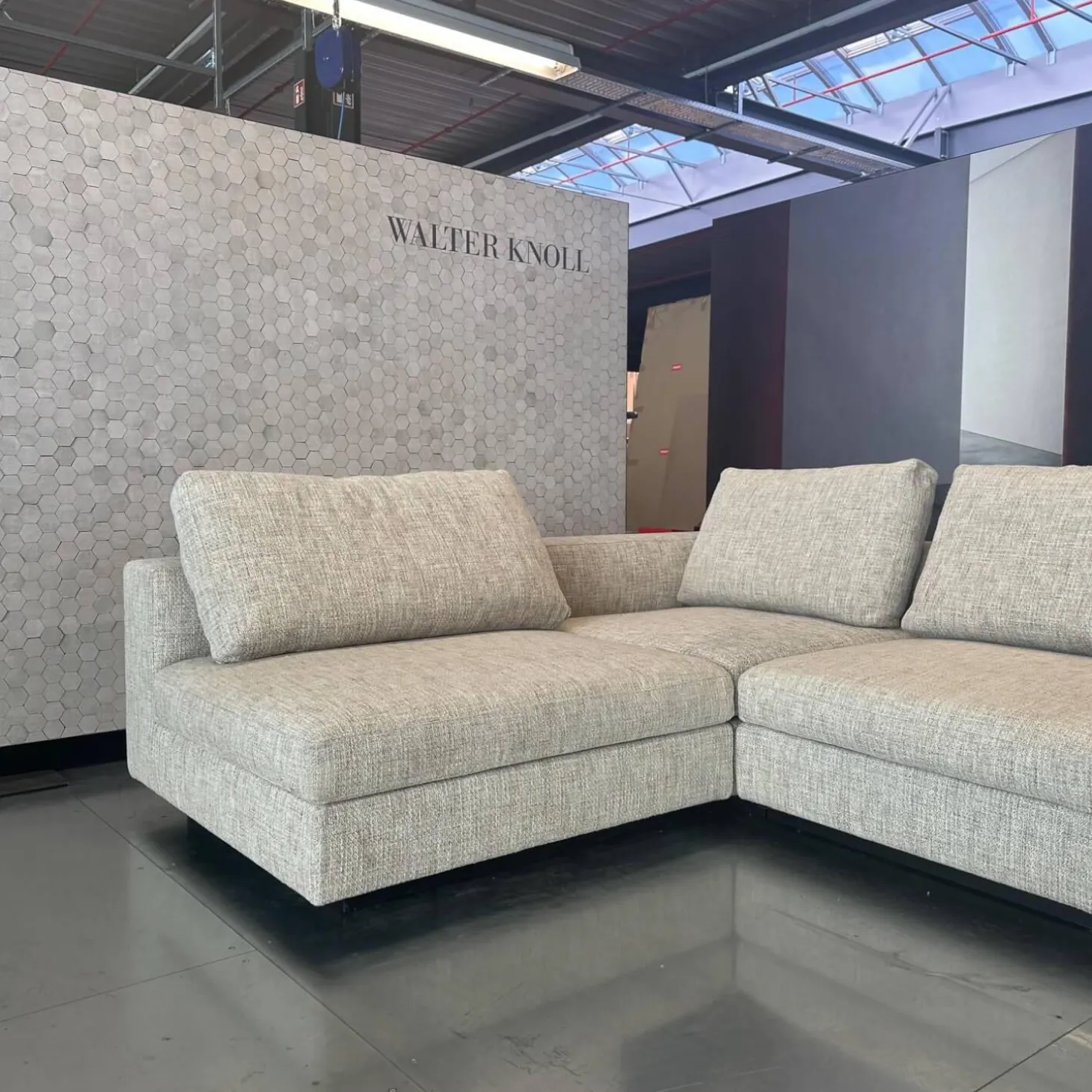 Ecksofa Living Landscape 755 Stoff Sorel 7871 Smoke Quartz Grau Beige Sockel Buche Schwarz Lackiert Mit Tischelement