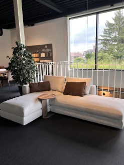 Ecksofa Marlo Stoff Gioia Seidengrau Holzfüße Buche Mit Drehsitz Und Beistelltisch Ava Platte Nussbaum Massiv