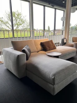 Ecksofa Marlo Stoff Gioia Seidengrau Holzfüße Buche Mit Drehsitz Und Beistelltisch Ava Platte Nussbaum Massiv