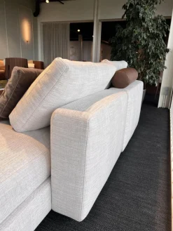 Ecksofa Marlo Stoff Gioia Seidengrau Holzfüße Buche Mit Drehsitz Und Beistelltisch Ava Platte Nussbaum Massiv