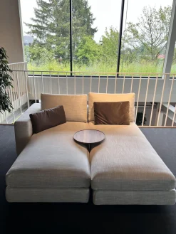 Ecksofa Marlo Stoff Gioia Seidengrau Holzfüße Buche Mit Drehsitz Und Beistelltisch Ava Platte Nussbaum Massiv